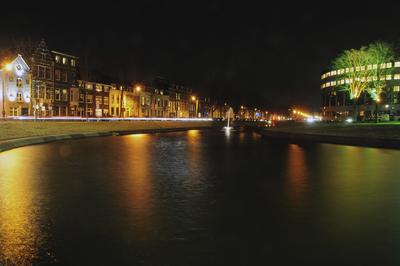 900501 Gezicht op de opnieuw aangelegde Stadsbuitengracht te Utrecht, vanaf de Daalsesingel, bij avond, met rechts het ...